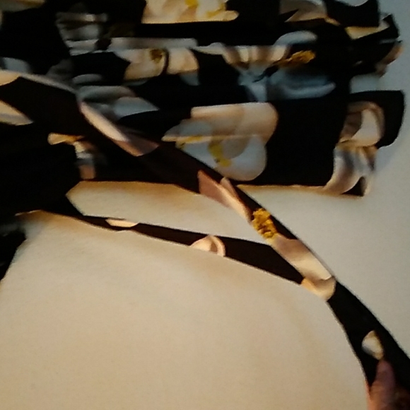 Floral short Romper/Jumper Black White Yellow large flowers SZ XL All over flora - Picture 8 of 8